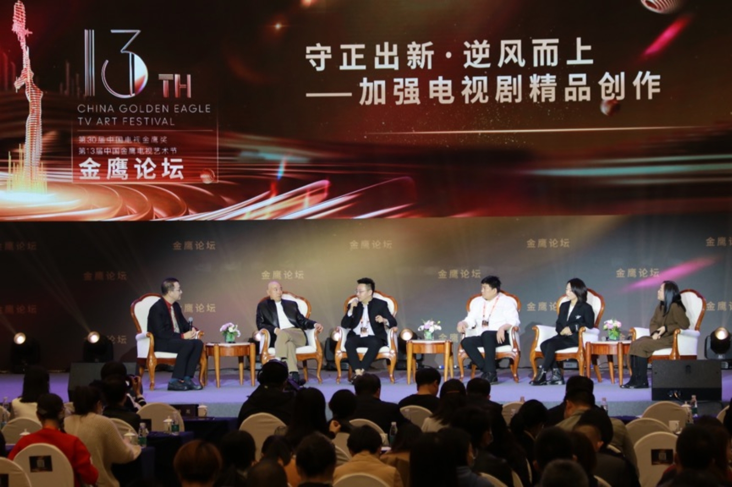 图片包含 室内, 人, 大, 人们
描述已自动生成